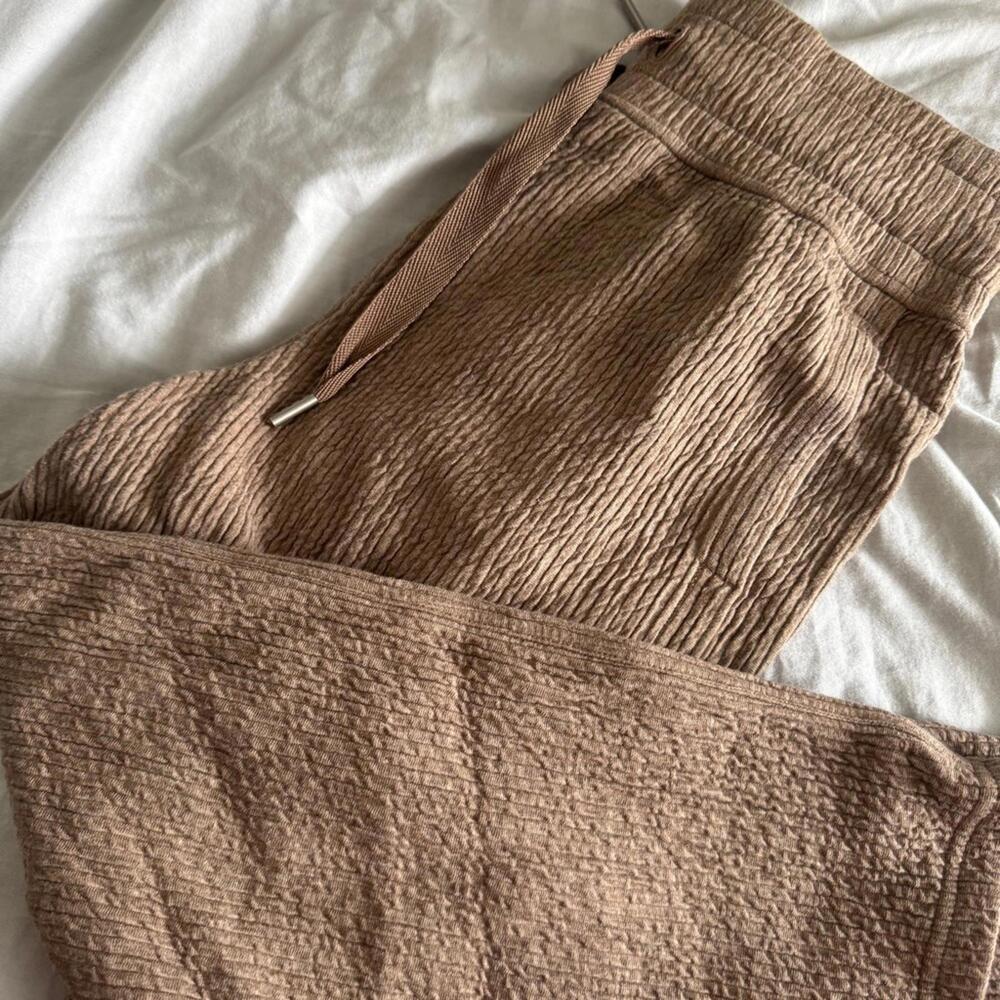 1 Lululemon Retreat Yourself Crop - Heathered Soft Sand - Picture 6 of 9